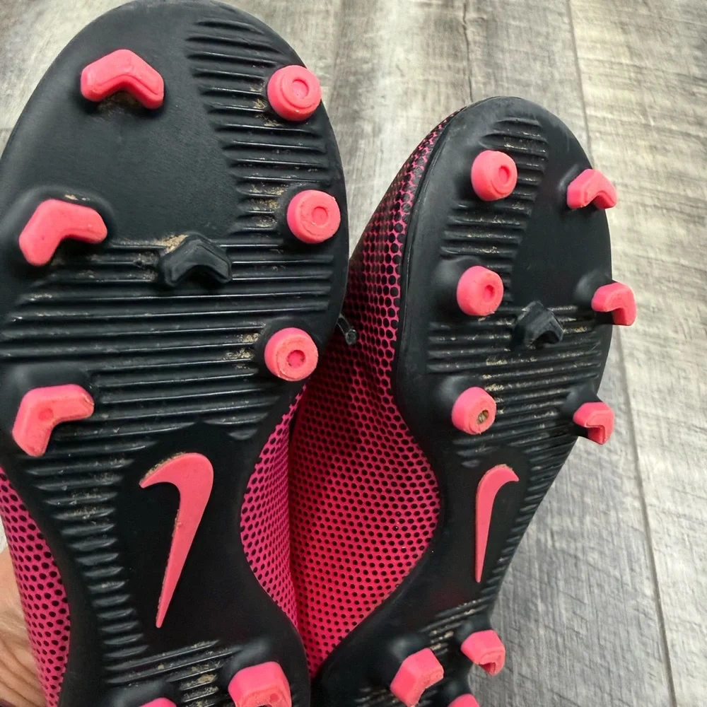 Nike Kids‎ Pink Soccer Cleats